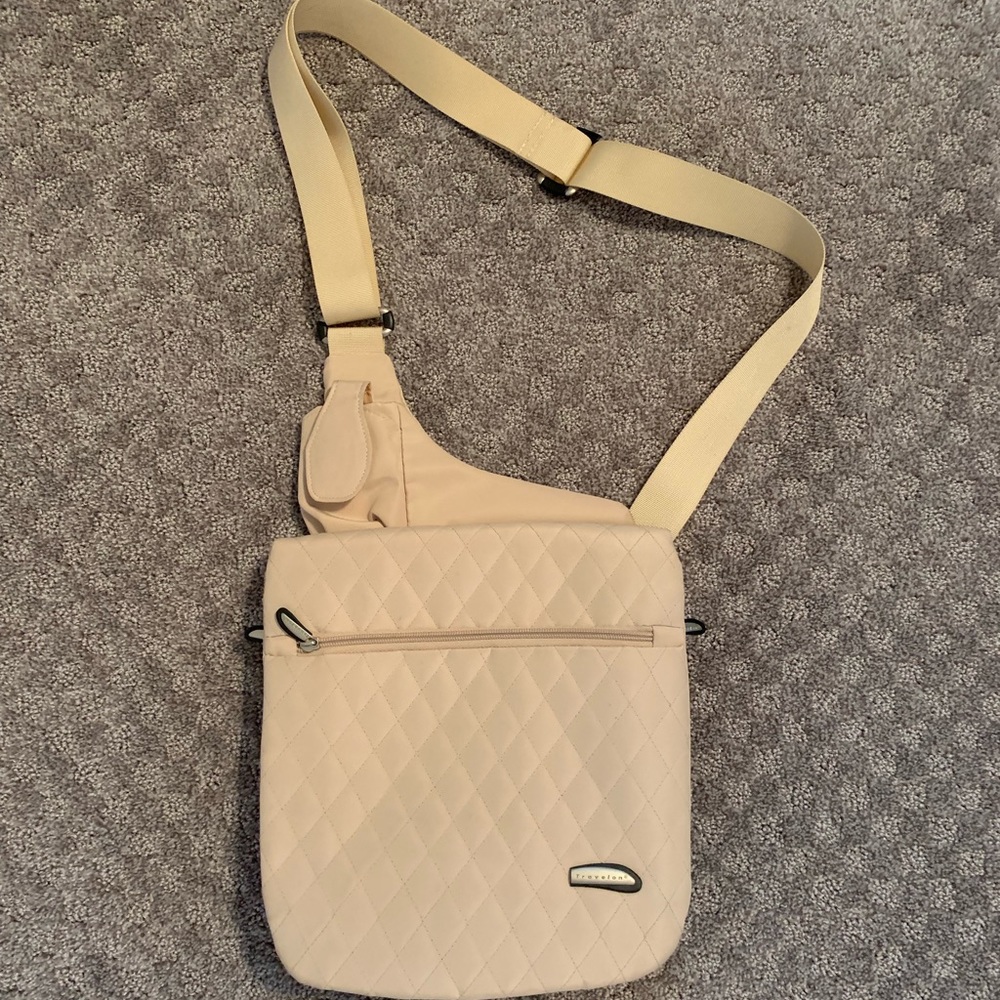 🛑NWOT Travelon Quilted Travel Sling Bag